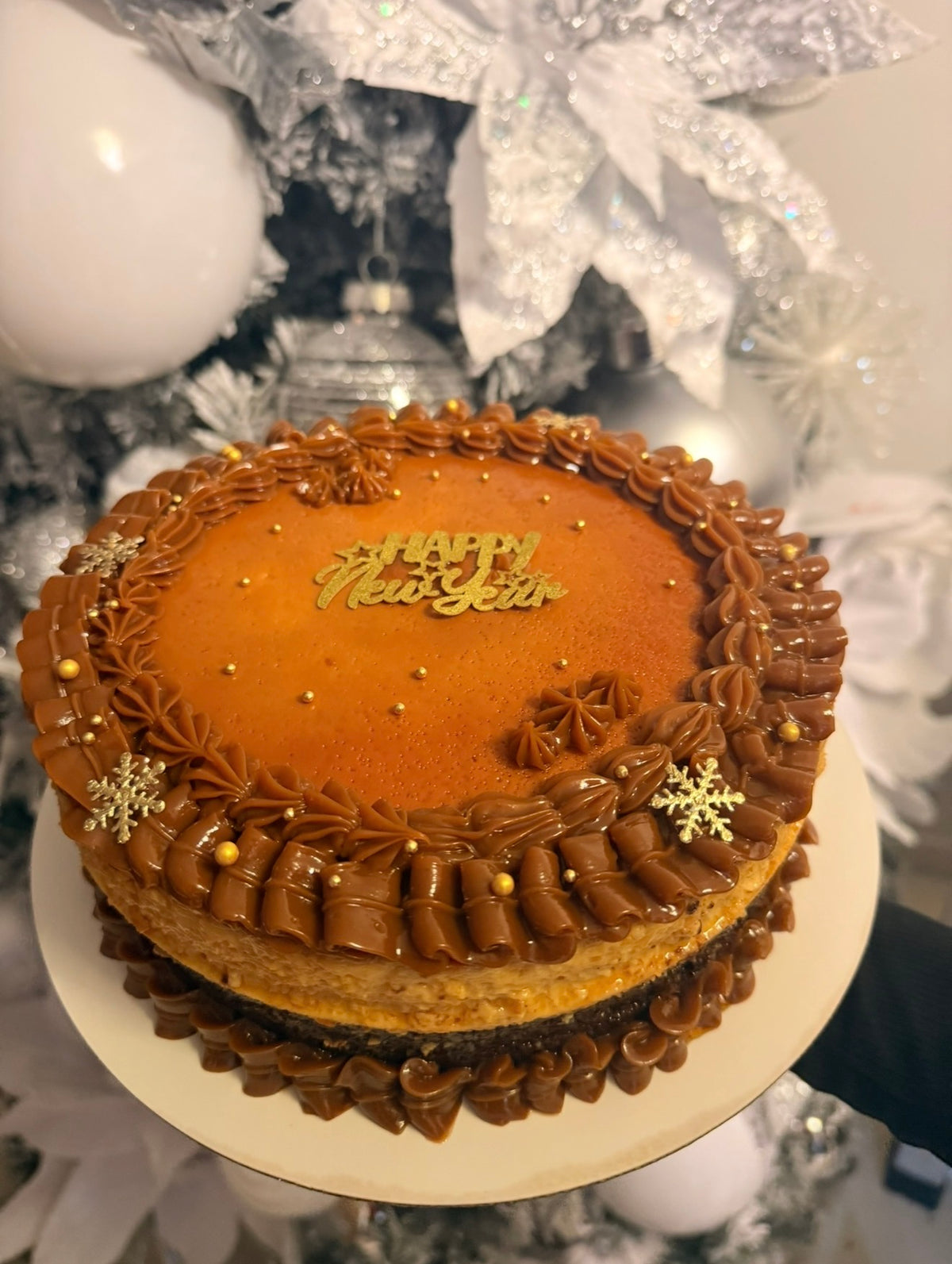 Chocoflán entero con caramelo y borde de dulce de leche, hecho por encargo por Will & Mill en Miami