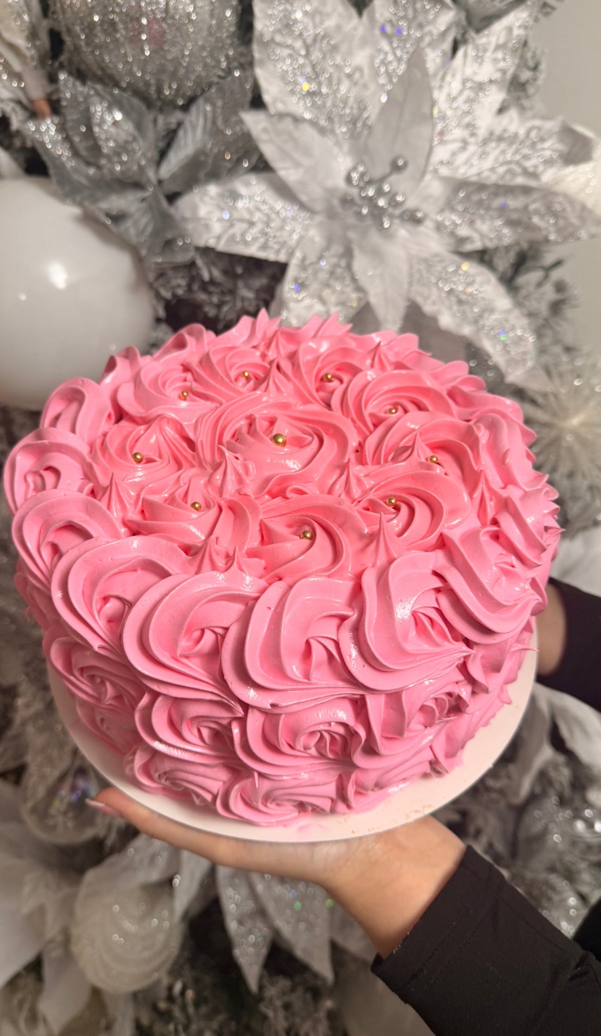 Cake cubano con merengue rosado en rosetas, hecho por encargo por Will & Mill en Miami