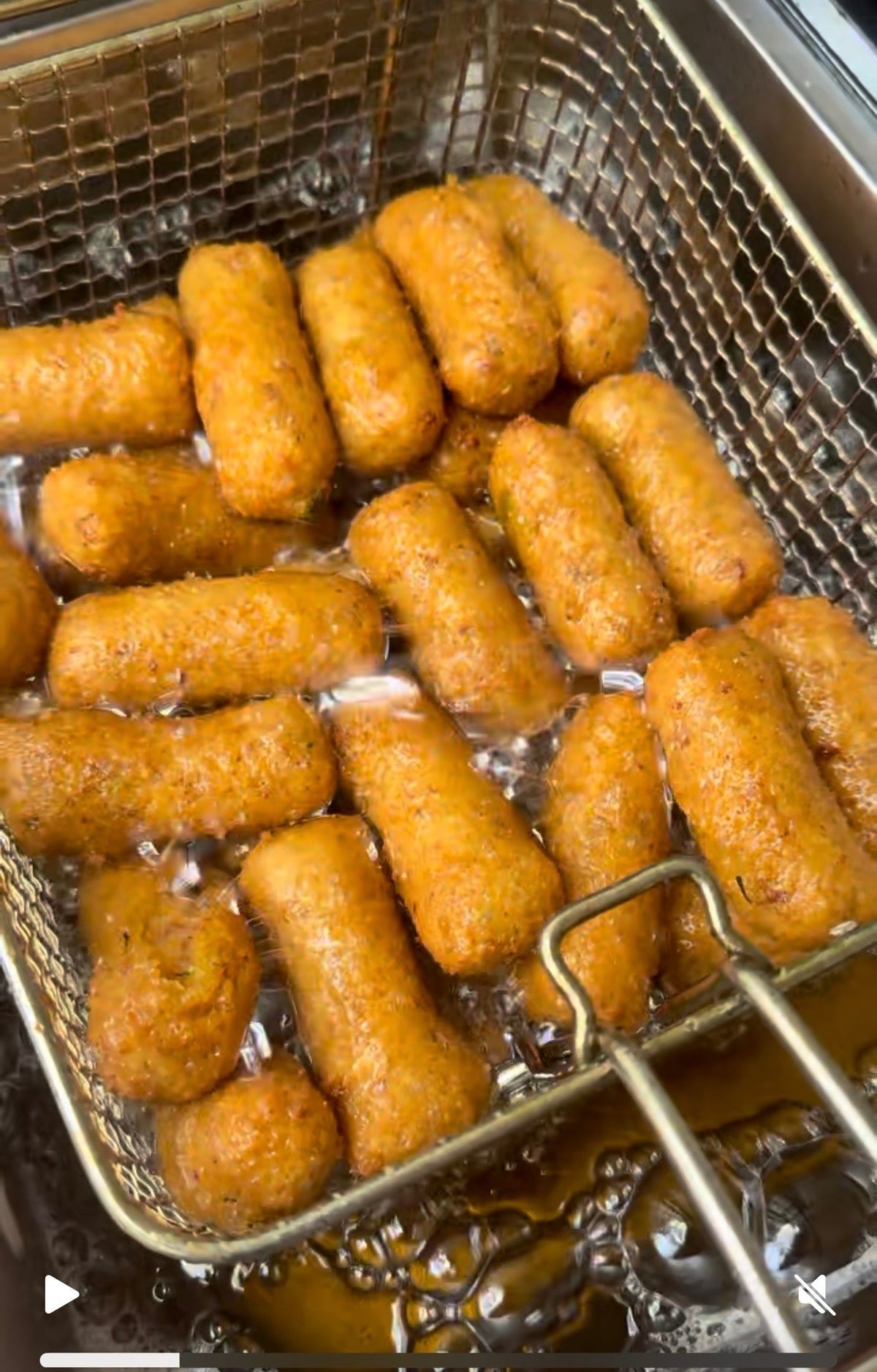 Croquetas cubanas de jamón friéndose en la canasta, Will & Mill en Miami
