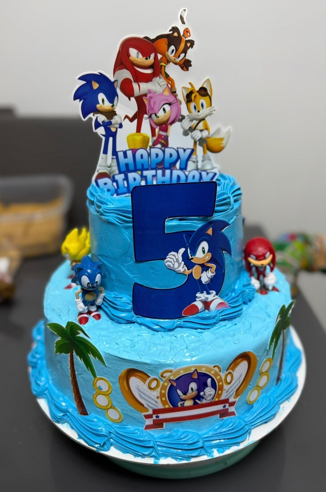 Cake cubano de 2 pisos con temática de Sonic para un quinto cumpleaños, de Will & Mill
