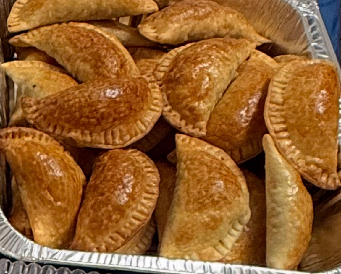 Bandeja de empanadas cubanas doradas, hechas por encargo por Will & Mill en Miami