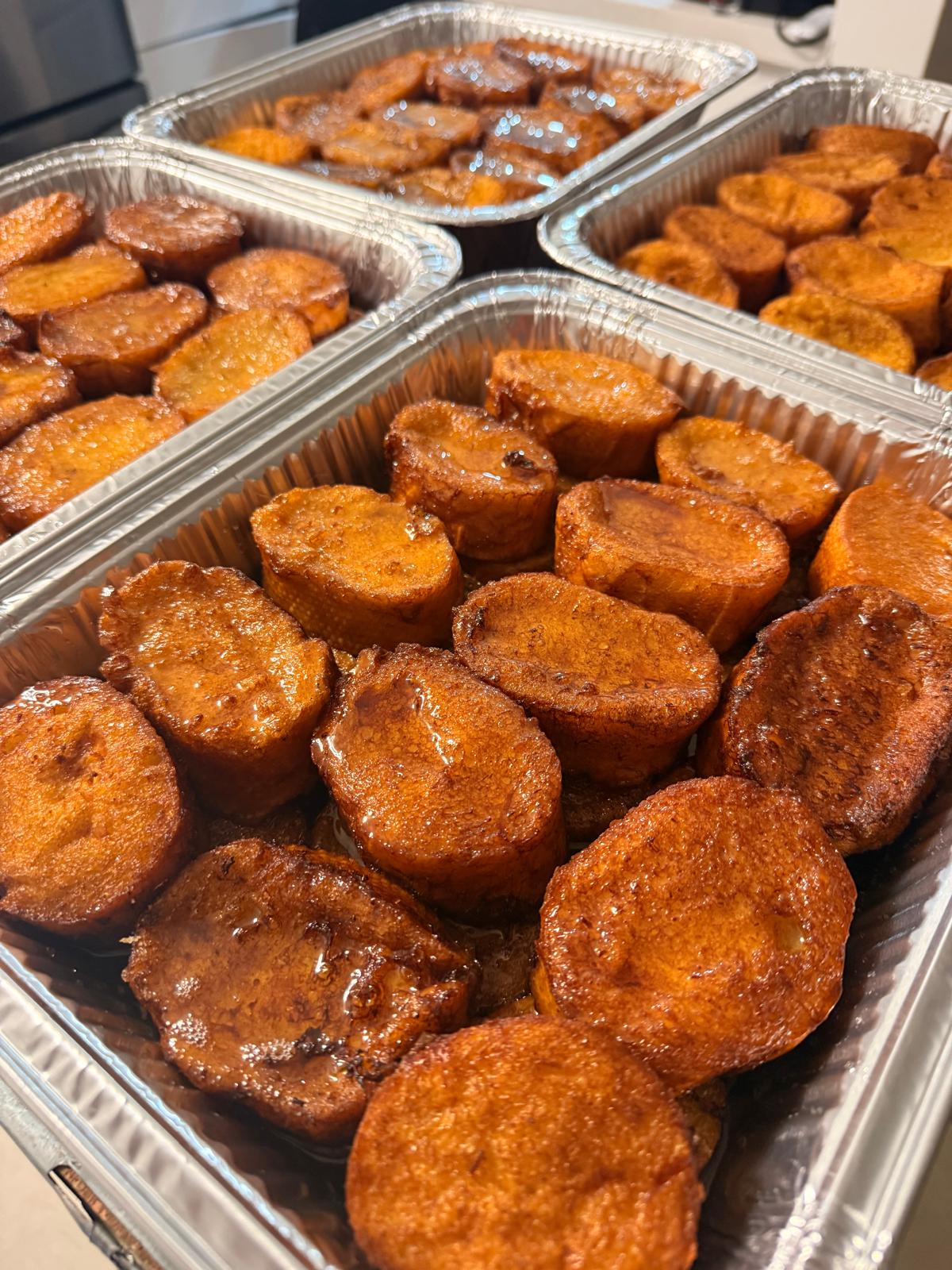 Bandejas de torrejas cubanas doradas en almíbar, hechas por encargo por Will & Mill en Miami