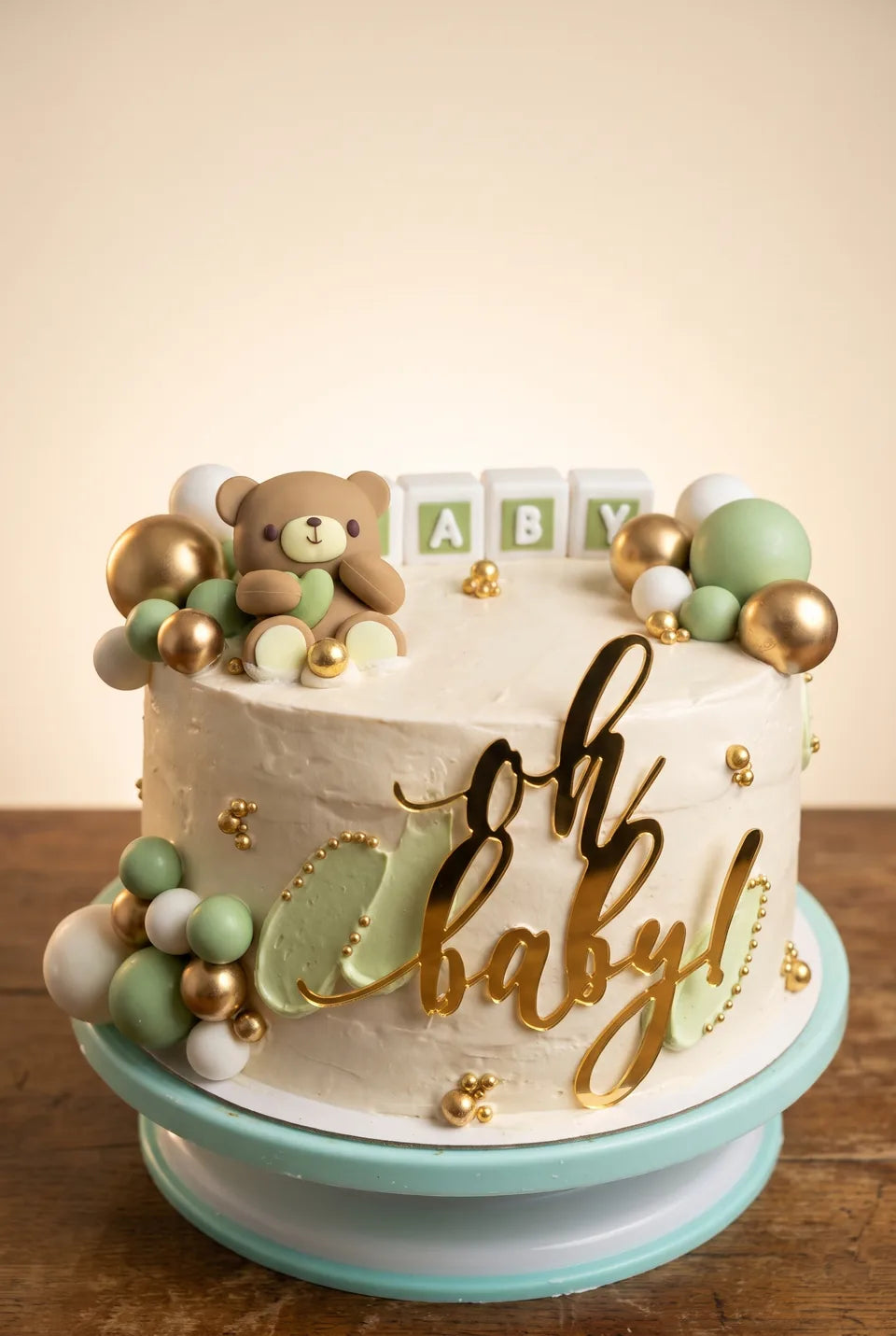 Cake con temática de baby shower con osito de Will & Mill en Miami